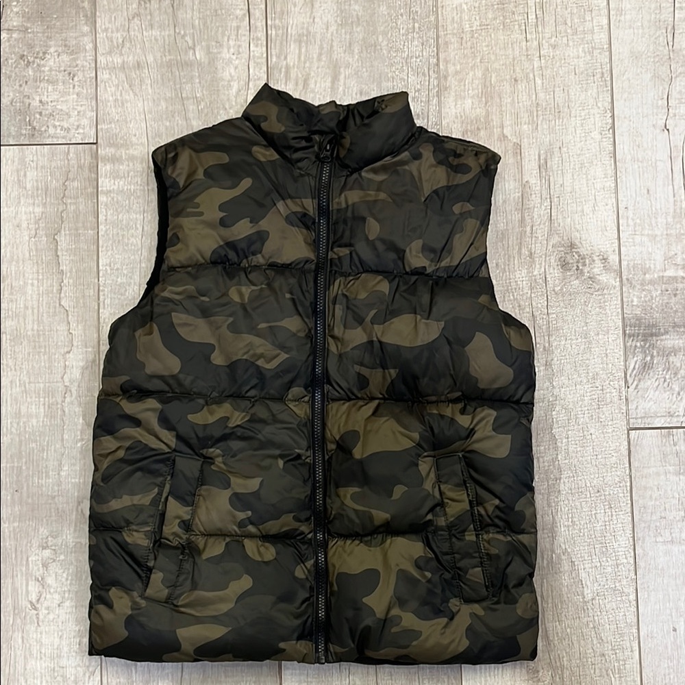 Old Navy Camouflage Puffer Vest Size XL 14/16‎